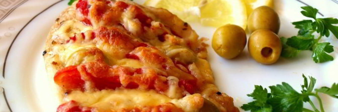 Тилапия запеченная с помидорами под сыром