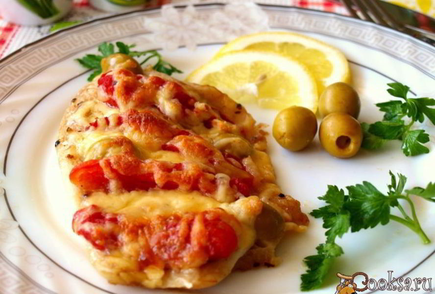 Тилапия запеченная с помидорами под сыром