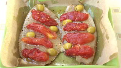 тилапия запеченная с помидорами под сыром