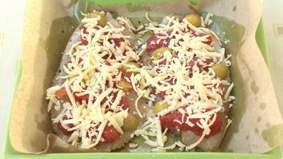 тилапия запеченная с помидорами под сыром