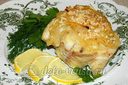 Треска под лимонно-луковым соусом