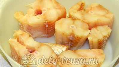 треска под лимонно-луковым соусом