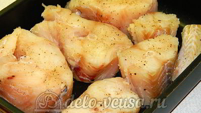 треска под лимонно-луковым соусом