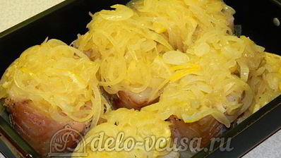 треска под лимонно-луковым соусом