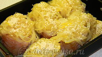 треска под лимонно-луковым соусом