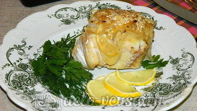 треска под лимонно-луковым соусом