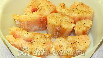 треска под лимонно-луковым соусом