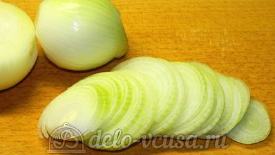 треска под лимонно-луковым соусом