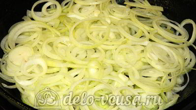 треска под лимонно-луковым соусом