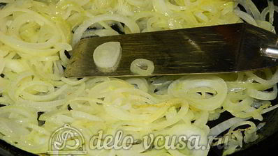 треска под лимонно-луковым соусом