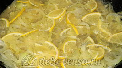 треска под лимонно-луковым соусом