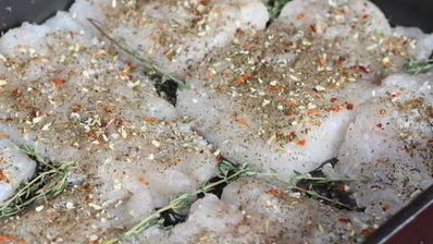 треска запеченная под ароматной крошкой