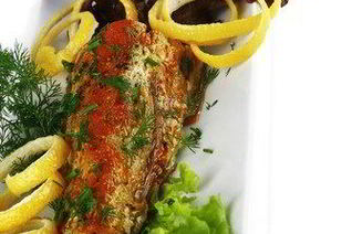 Тунец с мятой, чесноком, томатами и белым вином