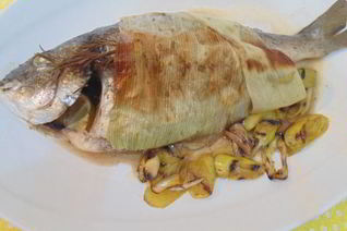 Запеченная в порее дорада с луком-пореем