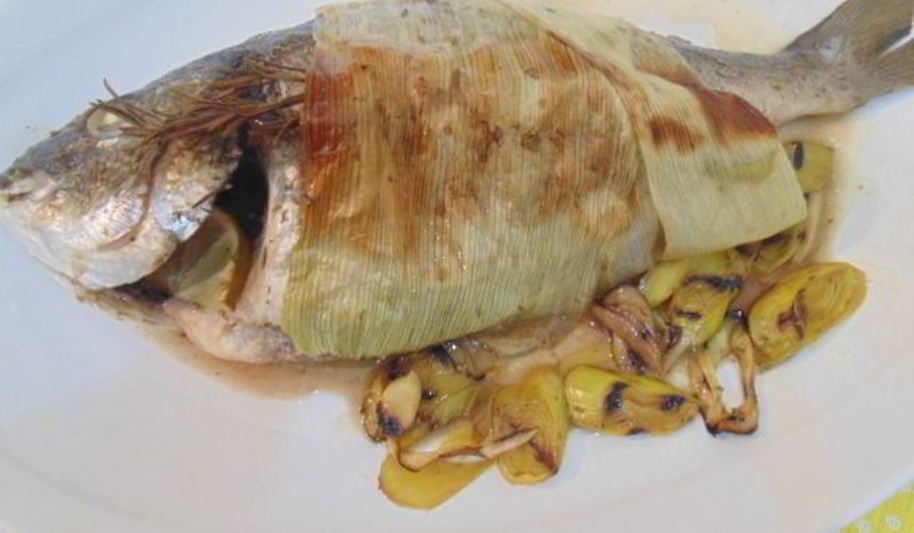 Рецепт запеченной в порее дорада с луком-пореем