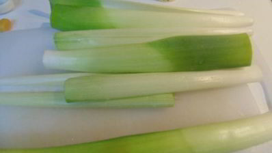 запеченная в порее дорада с луком-пореем