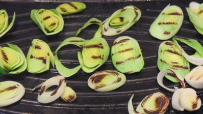 запеченная в порее дорада с луком-пореем