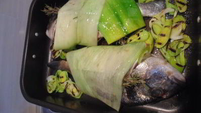 запеченная в порее дорада с луком-пореем