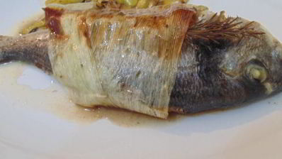 запеченная в порее дорада с луком-пореем