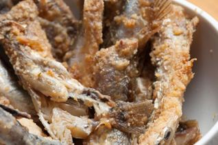 Жареная корюшка в сухарях