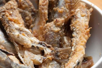 Жареная корюшка в сухарях