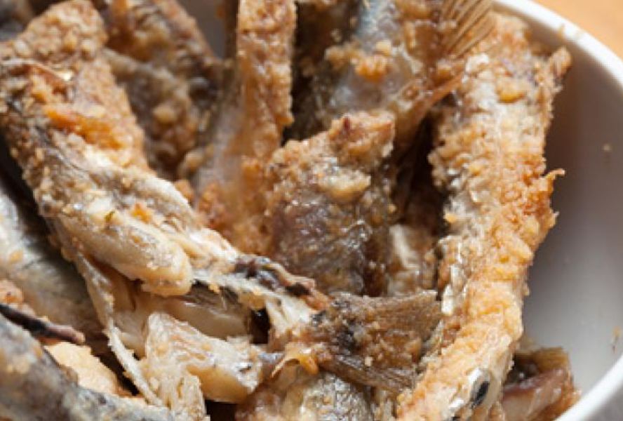 Жареная корюшка в сухарях