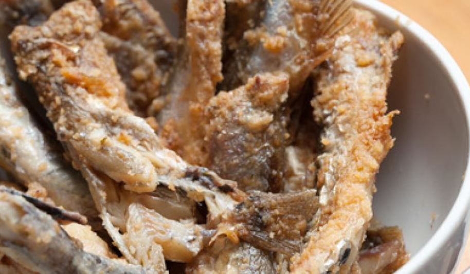 Рецепт жареной корюшки в сухарях