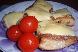 Жареная рыба с чесноком и сыром