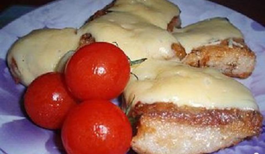 Рецепт жареной рыбы с чесноком и сыром