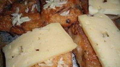 жареная рыба с чесноком и сыром