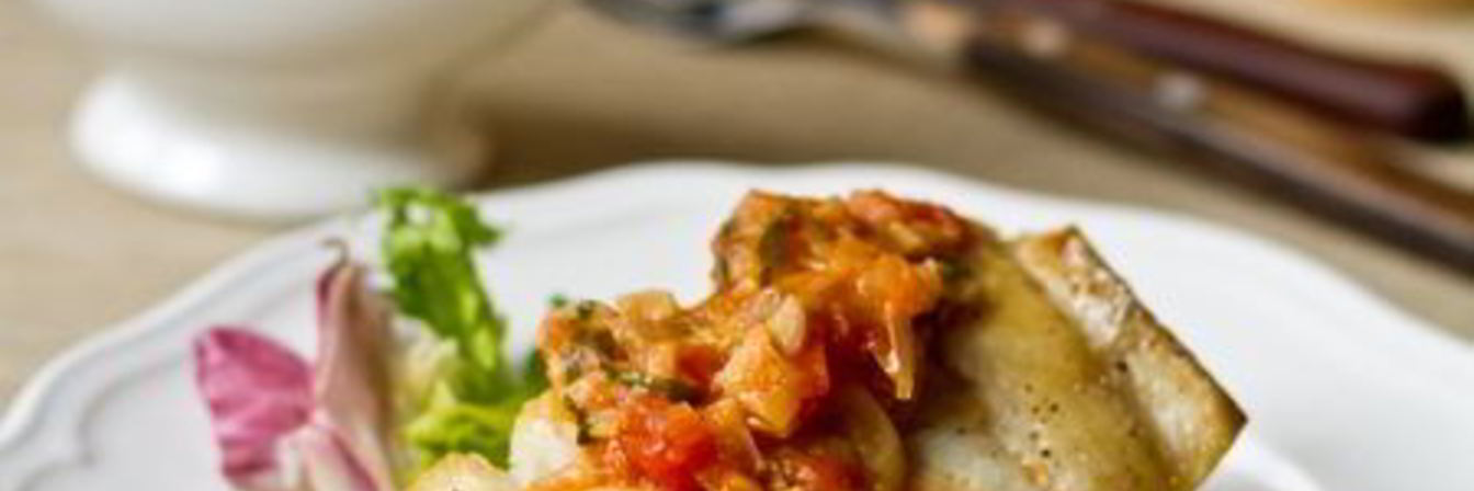 Жареная треска с томатно-грибным соусом