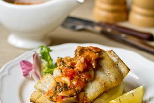 Жареная треска с томатно-грибным соусом