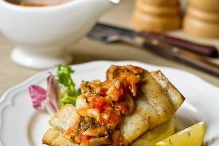 Жареная треска с томатно-грибным соусом