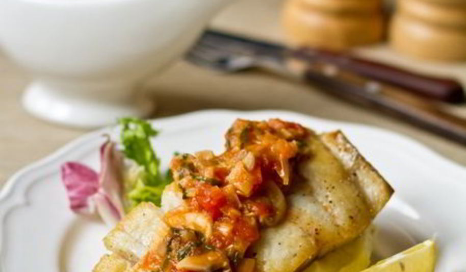 Рецепт жареной трески с томатно-грибным соусом