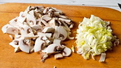 жареная треска с томатно-грибным соусом