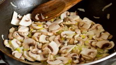 жареная треска с томатно-грибным соусом