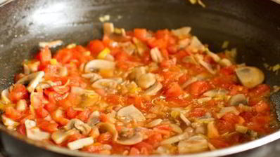 жареная треска с томатно-грибным соусом