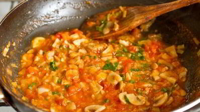 жареная треска с томатно-грибным соусом