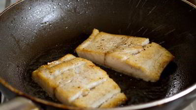 жареная треска с томатно-грибным соусом