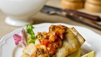 жареная треска с томатно-грибным соусом