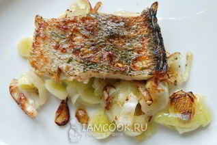 Жаренная рыба с луком пореем