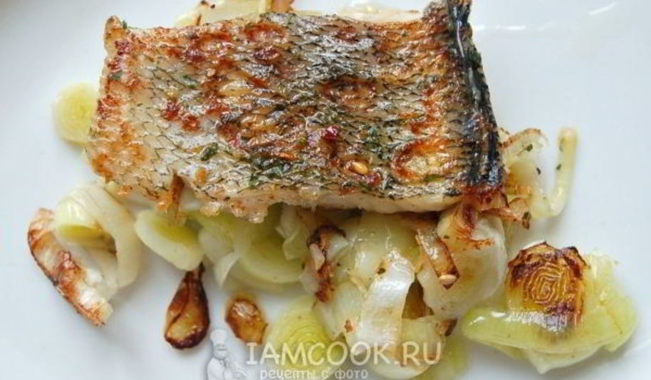 Рецепт жаренной рыбы с луком пореем