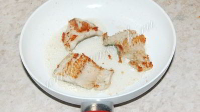 жаренная рыба с луком пореем