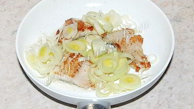 жаренная рыба с луком пореем