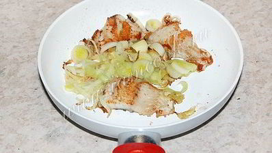 жаренная рыба с луком пореем