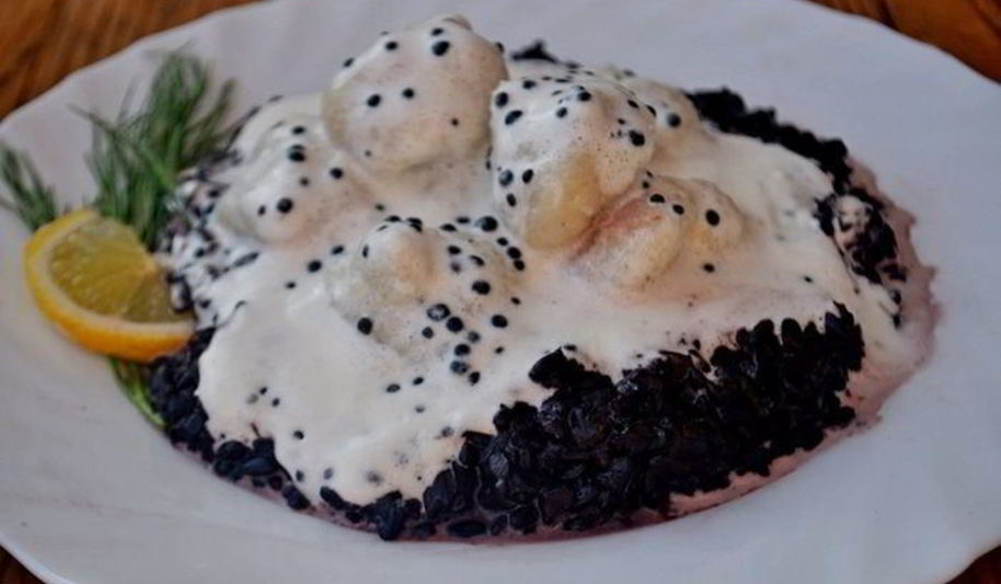 Рецепт рыбных клецек с черным рисом и сливочно-икорным соусом