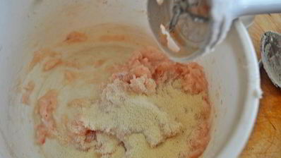 рыбные клецки с черным рисом и сливочно-икорным соусом