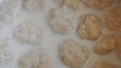 рыбные клецки с черным рисом и сливочно-икорным соусом