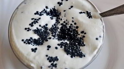 рыбные клецки с черным рисом и сливочно-икорным соусом