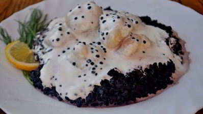 рыбные клецки с черным рисом и сливочно-икорным соусом